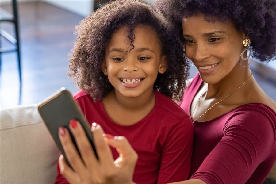 Une mère et sa fille sur l'application AXÔSU