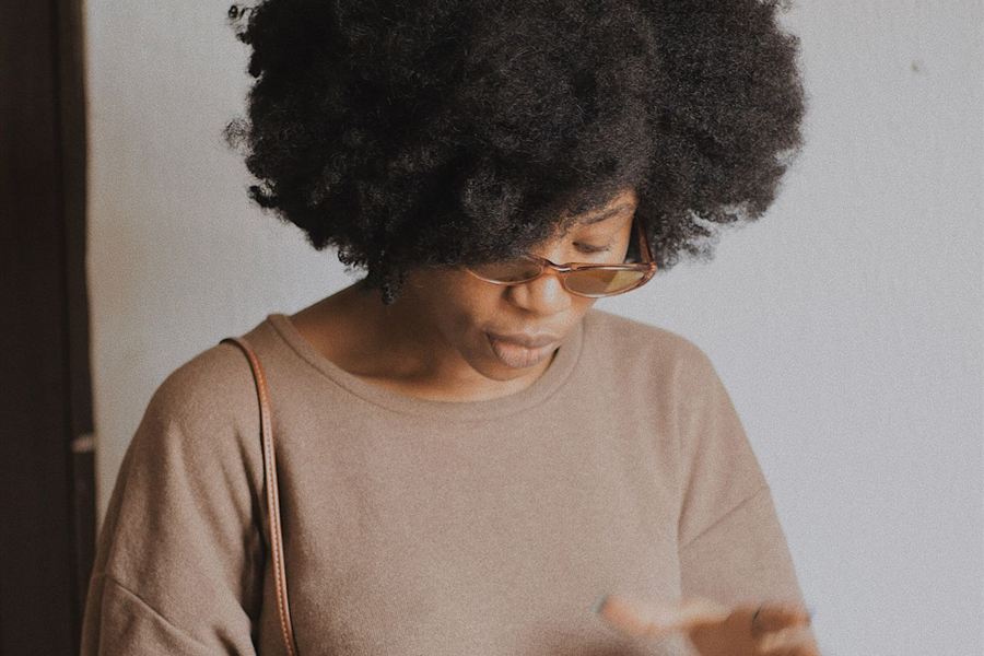 Utilisatrice de l'application AXÔSU sur son smartphone