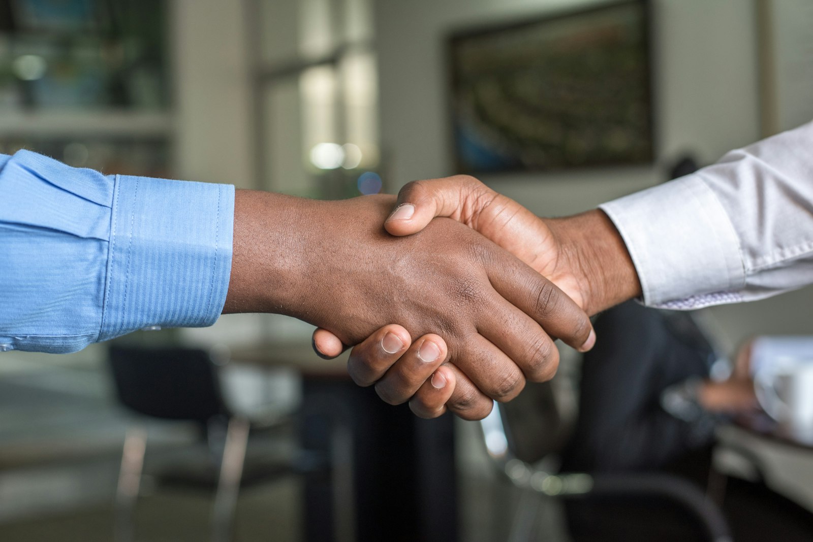 Poignée de main entre deux professionnels, symbole de partenariat stratégique